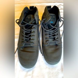 Men’s black high top Vans